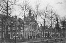 819603 Gezicht op de Herenstraat te Jutphaas, met in het midden het Raadhuis.N.B. De gemeenten Jutphaas en Vreeswijk ...